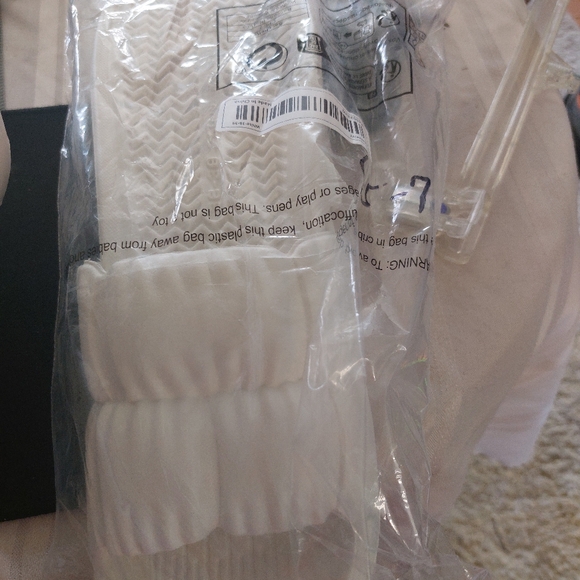 Sketchers Stretch Fit shoes (FREE HOUSE SHOES) - Picture 15 of 15